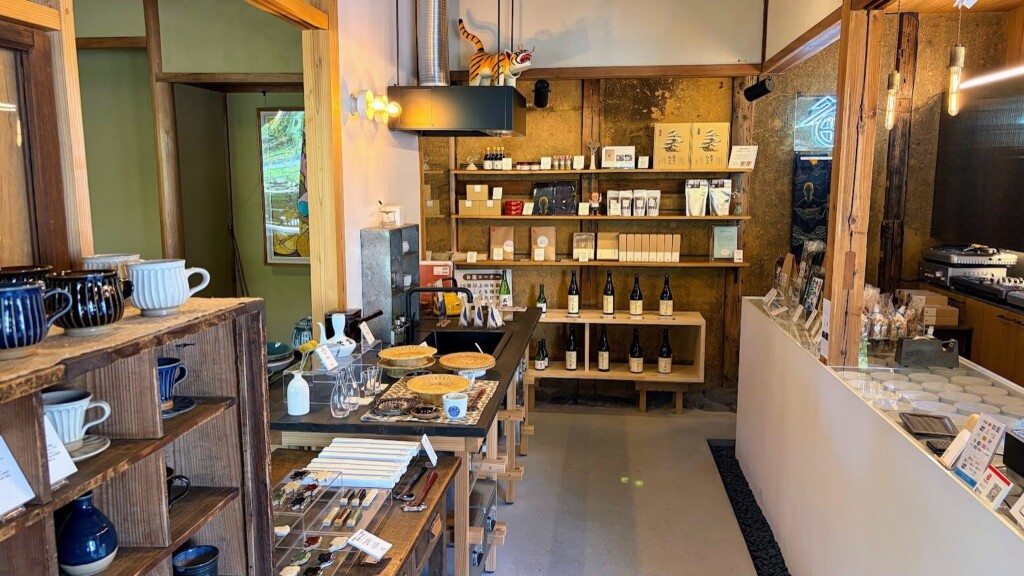 田中屋分店は、出雲の食文化や暮らしを持ち帰る場所