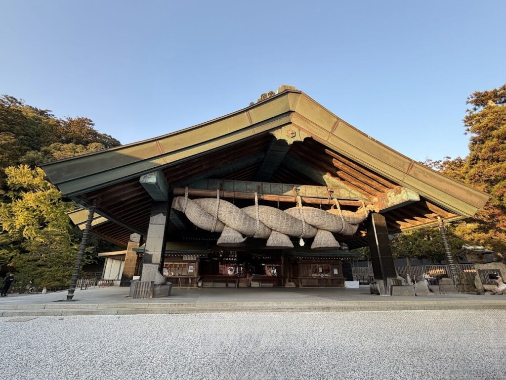 神楽殿と大注連縄