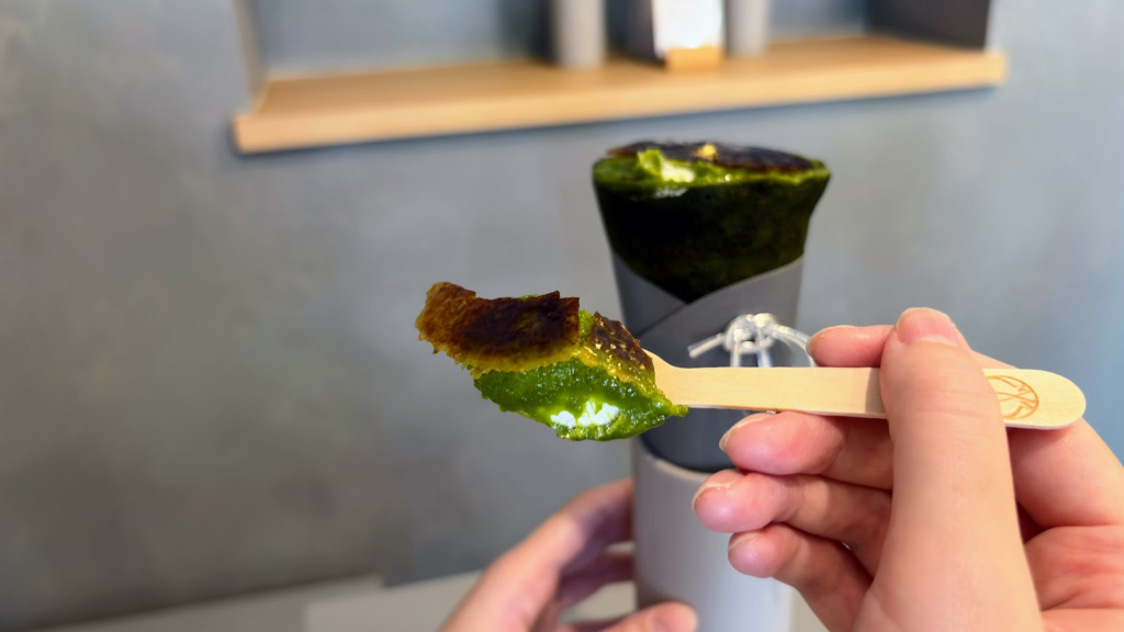 掛川抹茶ブリュレのクレープ｜割って食べる新感覚クレープ