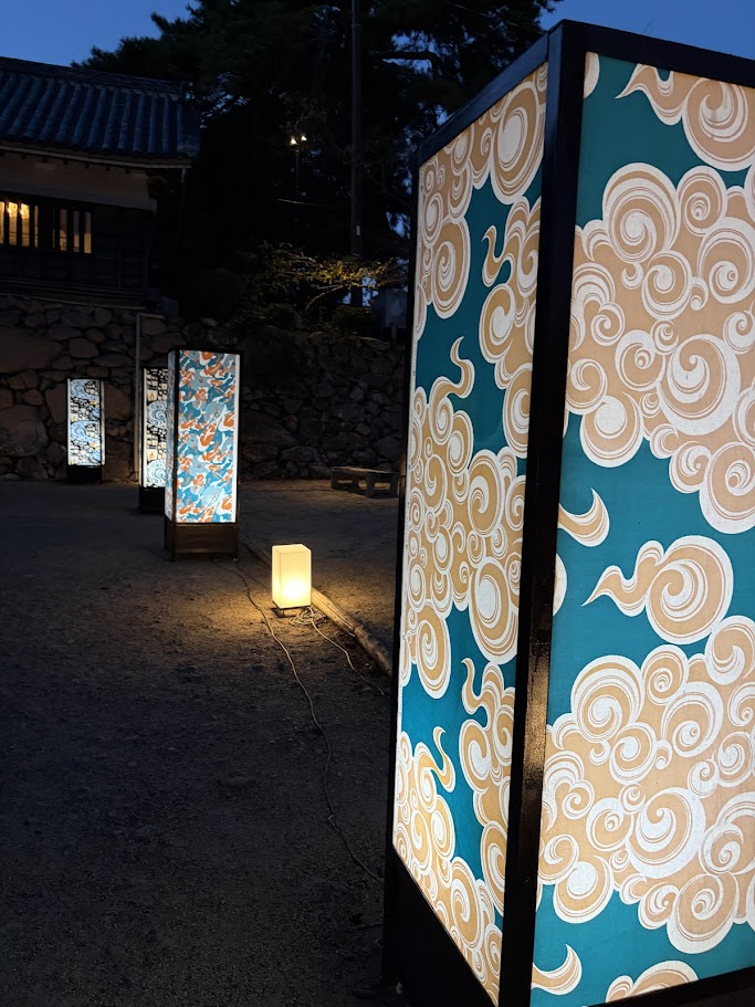 一つずつ模様が違う、一ノ門跡の行燈を撮影した写真