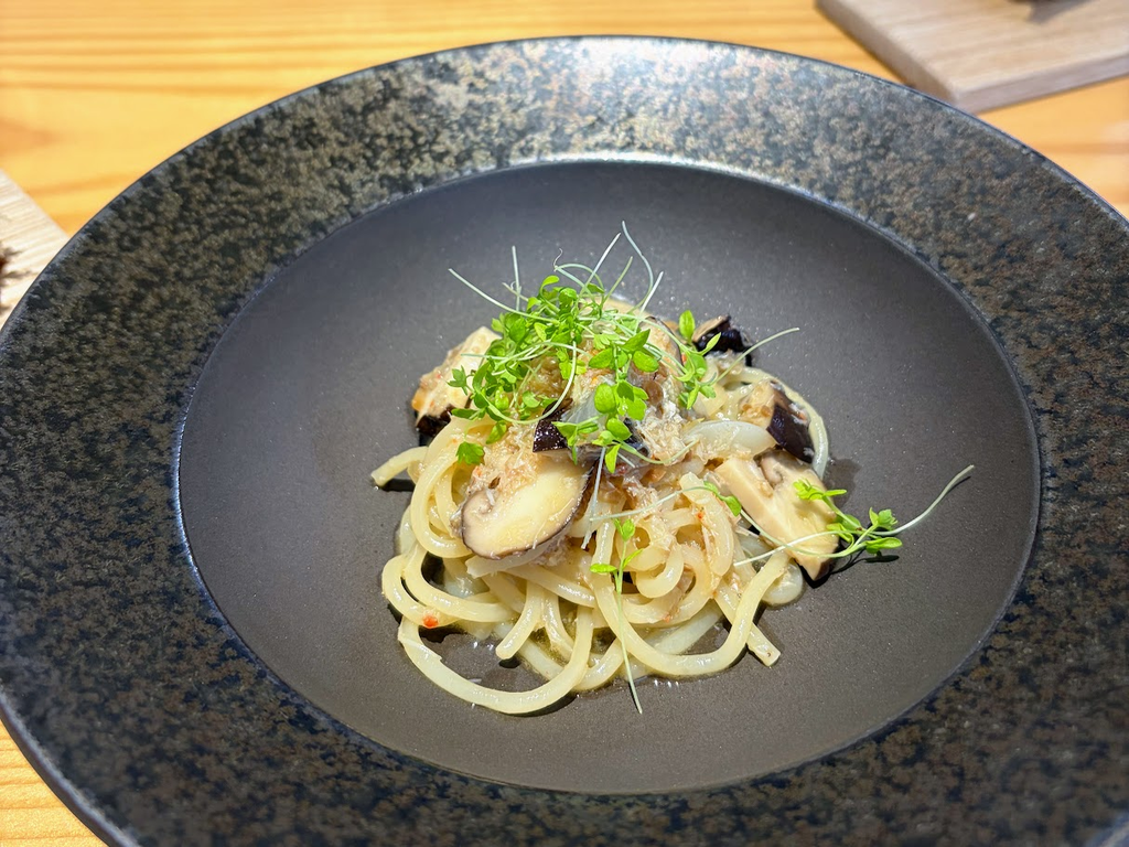 ズワイガニと原木椎茸 オイルパスタ